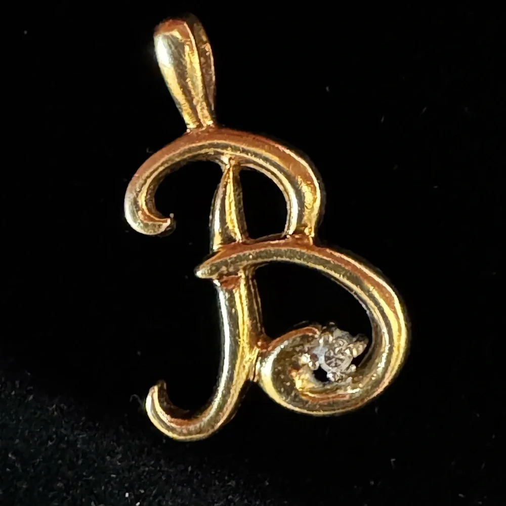 Vintage 14k Yellow Gold B initial Pendant with diamond accent - Picture 2 of 4